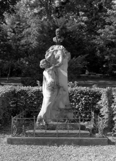 Monument à la mémoire du docteur Maurice Signard : vue d'ensemble. © Région Bourgogne-Franche-Comté, Inventaire du patrimoine