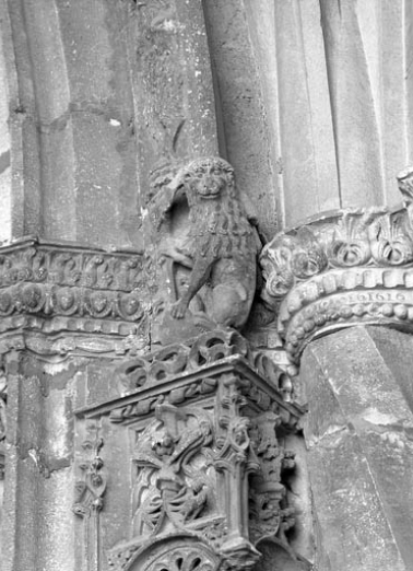 Façade antérieure, portail : porte centrale, détail du départ droit du premier rouleau de la voussure. © Région Bourgogne-Franche-Comté, Inventaire du patrimoine