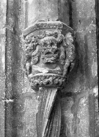 Premier bas-relief gauche : allégorie de la mort, de face. © Région Bourgogne-Franche-Comté, Inventaire du patrimoine