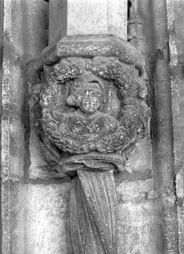 Premier bas-relief droit : allégorie de la vertu, de face. © Région Bourgogne-Franche-Comté, Inventaire du patrimoine