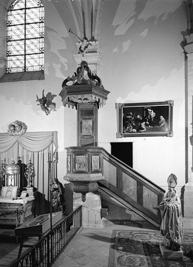Vue d'ensemble de la chaire à prêcher restaurée avec les bas-reliefs de l'ancienne chaire de jésuites. © Région Bourgogne-Franche-Comté, Inventaire du patrimoine