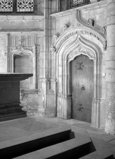 Intérieur : choeur, détail de la porte d'entrée de la sacristie droite. © Région Bourgogne-Franche-Comté, Inventaire du patrimoine
