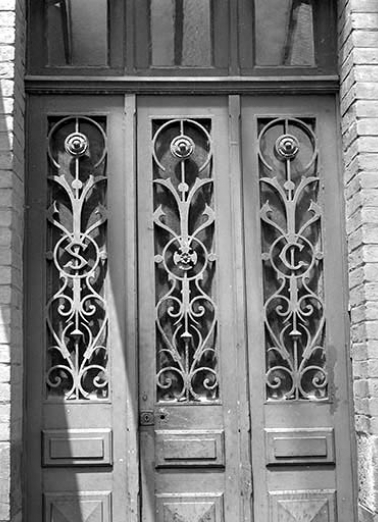 Ferronnerie d'une porte des bureaux (extrémité orientale). © Région Bourgogne-Franche-Comté, Inventaire du patrimoine