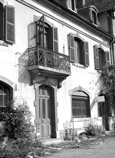 Entrée des bureaux (extrémité occidentale) et balcon. © Région Bourgogne-Franche-Comté, Inventaire du patrimoine
