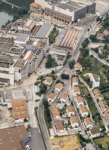Vue aérienne de l'usine A et de la cité ouvrière, depuis l'est. © Région Bourgogne-Franche-Comté, Inventaire du patrimoine