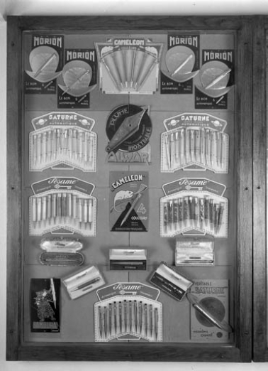 Vitrine-présentoir de stylographes et porte-mines. © Région Bourgogne-Franche-Comté, Inventaire du patrimoine Vitrine-présentoir de stylographes et porte-mines. © Région Bourgogne-Franche-Comté, Inventaire du patrimoine
