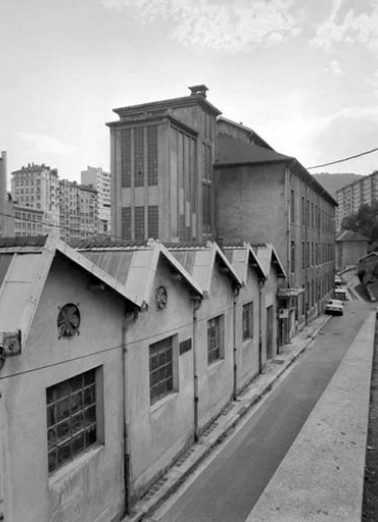 Cristallerie Dalloz : façade antérieure de trois quarts gauche. © Région Bourgogne-Franche-Comté, Inventaire du patrimoine Cristallerie Dalloz : façade antérieure de trois quarts gauche. © Région Bourgogne-Franche-Comté, Inventaire du patrimoine