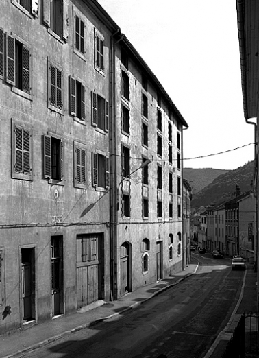 Séchoir à ébauchons : façade sur la rue Lacuzon, de trois quarts droite. © Région Bourgogne-Franche-Comté, Inventaire du patrimoine
