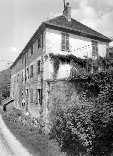 Bâtiment des communs : façade postérieure de trois quarts droit. © Région Bourgogne-Franche-Comté, Inventaire du patrimoine