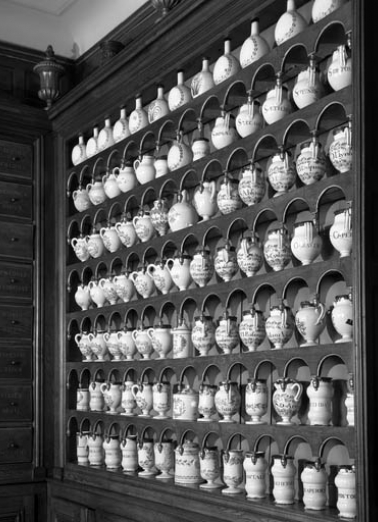 Vue d'ensemble des pots à pharmacie du meuble situé sur le mur nord. © Région Bourgogne-Franche-Comté, Inventaire du patrimoine