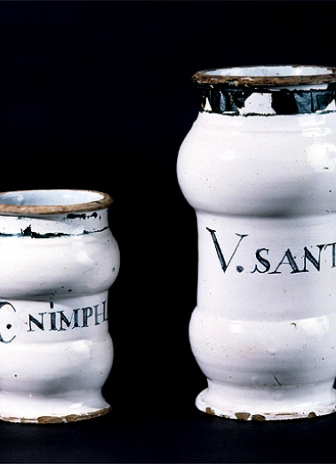 Vue d'ensemble de deux albarellos blancs à double renflement. © Région Bourgogne-Franche-Comté, Inventaire du patrimoine