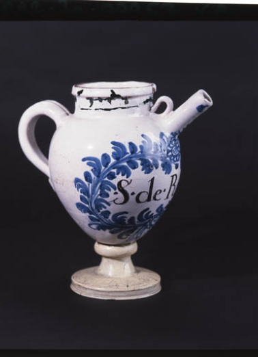 Vue d'ensemble d'une chevrette à décor bleu touffu situé sous le goulot. © Région Bourgogne-Franche-Comté, Inventaire du patrimoine