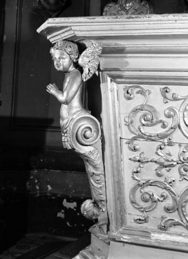 Détail de l'angle gauche de l'autel : ange engainé, de profil. © Région Bourgogne-Franche-Comté, Inventaire du patrimoine