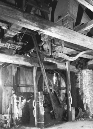 Vue rapprochée des mécanismes et des soufflets de trois quarts gauche. © Région Bourgogne-Franche-Comté, Inventaire du patrimoine