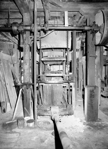 Système d'entraînement : côté châssis porte-lames.Transmission au plafond, extrémité de la bielle visible au centre. © Région Bourgogne-Franche-Comté, Inventaire du patrimoine