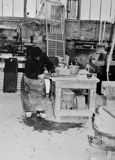 Moulurage (travail à la main), en 1974. © Région Bourgogne-Franche-Comté, Inventaire du patrimoine