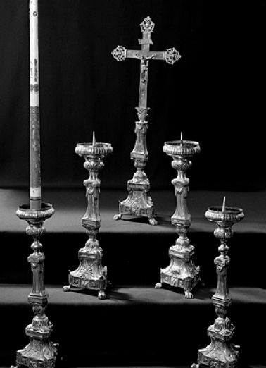 Vue d'une croix d'autel et de quatre chandeliers d'autel. © Région Bourgogne-Franche-Comté, Inventaire du patrimoine