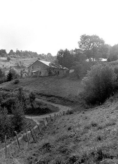 Vue de la ferme dans le paysage. © Région Bourgogne-Franche-Comté, Inventaire du patrimoine Vue de la ferme dans le paysage. © Région Bourgogne-Franche-Comté, Inventaire du patrimoine
