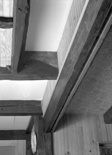 Détail de la rainure de la poutre dans laquelle venait se loger les planches de la cloison en bois, entre la cuisine et la grange. © Région Bourgogne-Franche-Comté, Inventaire du patrimoine