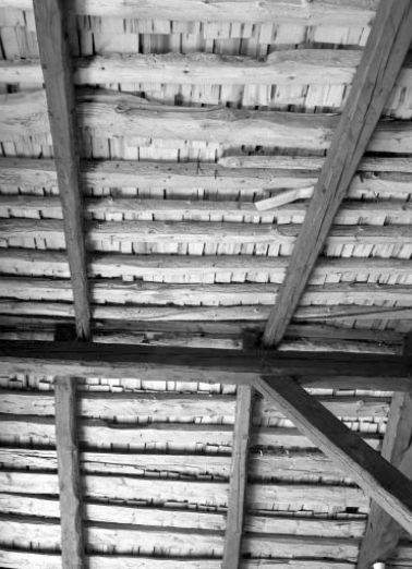 Détail de la couverture depuis la grange haute : les tavaillons sont encore posés sous la couverture en tôle actuelle. © Région Bourgogne-Franche-Comté, Inventaire du patrimoine