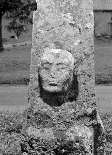 Tête sculptée sur la face postérieure de la croix, vue de face. © Région Bourgogne-Franche-Comté, Inventaire du patrimoine