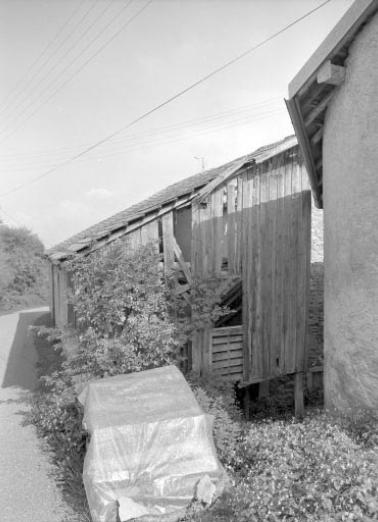 Face gauche, avec bûcher et dessous, accès à l'étable. © Région Bourgogne-Franche-Comté, Inventaire du patrimoine Face gauche, avec bûcher et dessous, accès à l'étable. © Région Bourgogne-Franche-Comté, Inventaire du patrimoine