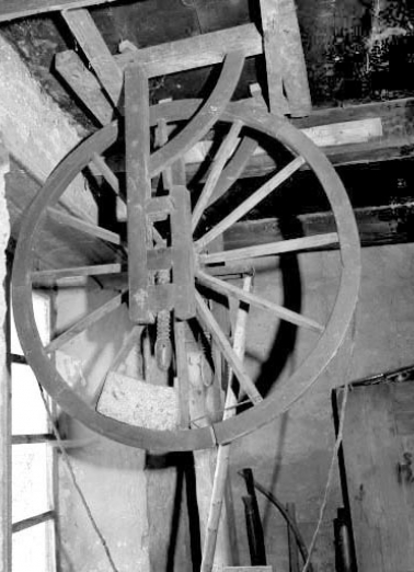 Roue motrice au plafond. © Région Bourgogne-Franche-Comté, Inventaire du patrimoine