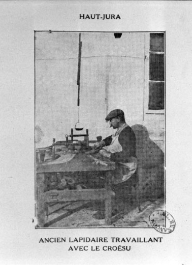 Ancien lapidaire travaillant avec le croésu. © Région Bourgogne-Franche-Comté, Inventaire du patrimoine