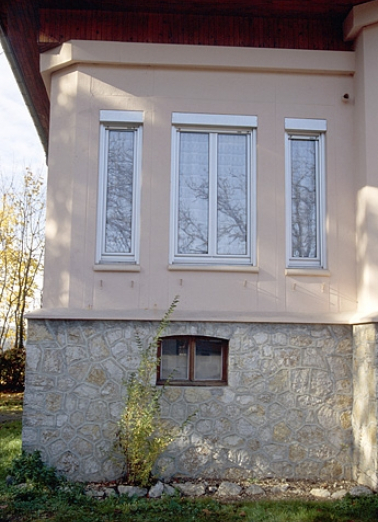 Façade antérieure : fenêtres du renfoncement à gauche. © Région Bourgogne-Franche-Comté, Inventaire du patrimoine