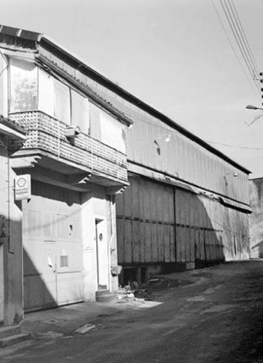 Façades sur la rue du Soujet : logette du garage (I) et atelier de fabrication (L). © Région Bourgogne-Franche-Comté, Inventaire du patrimoine