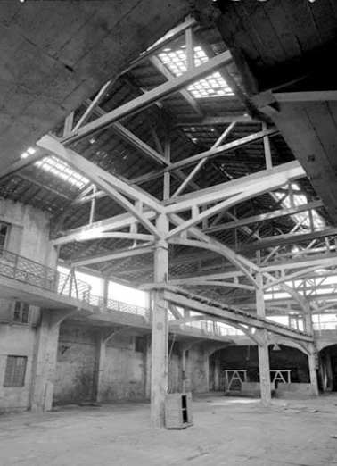 Cour couverte et atelier des presses (B) : poteaux en béton armé. © Région Bourgogne-Franche-Comté, Inventaire du patrimoine