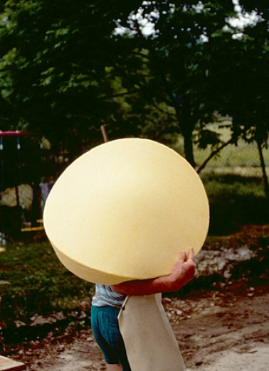 Transport d'un fromage dans la pièce d'affinage. © Région Bourgogne-Franche-Comté, Inventaire du patrimoine