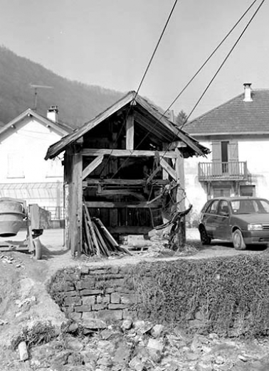 Vue d'ensemble du transporteur automatique par cable. Le local abrite un treuil permettant d'acheminer le lait, collecté sur le plateau, à la fromagerie du village. © Région Bourgogne-Franche-Comté, Inventaire du patrimoine