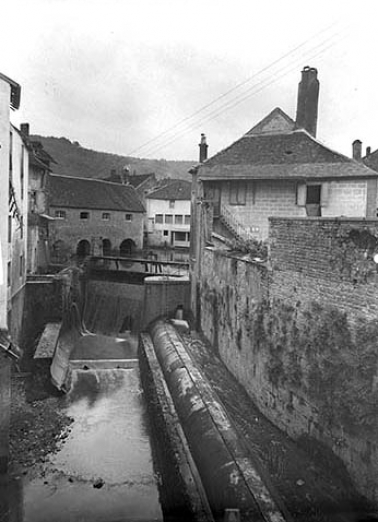 Bassin de retenue et conduite forcée depuis le pont. © Région Bourgogne-Franche-Comté, Inventaire du patrimoine