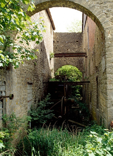 Bâtiment d'eau.Roues hydrauliques en ruine. © Région Bourgogne-Franche-Comté, Inventaire du patrimoine