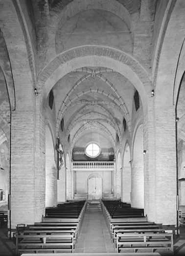 Le vaisseau central de l'église vu depuis la croisée du transept. © Région Bourgogne-Franche-Comté, Inventaire du patrimoine