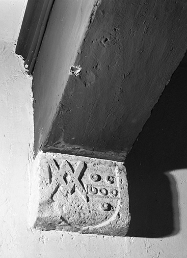 Armoiries sur un culot de l'ancienne chambre du prieur, actuellement sacristie. © Région Bourgogne-Franche-Comté, Inventaire du patrimoine