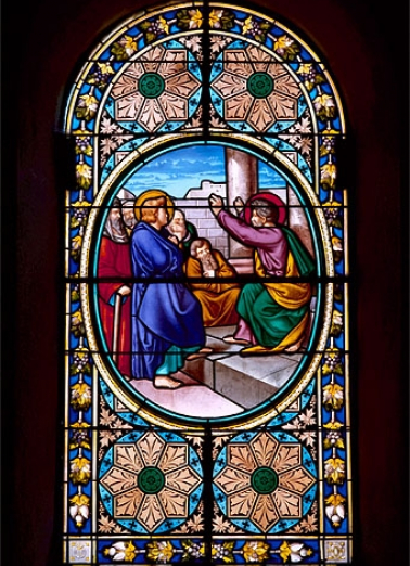 Baie 5 : Denis l'aréopagite écoute la prédication de saint Paul à Athènes. © Région Bourgogne-Franche-Comté, Inventaire du patrimoine