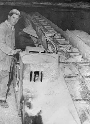 [Chargement des blocs de gypse dans la carrière]. © Région Bourgogne-Franche-Comté, Inventaire du patrimoine