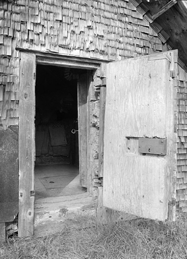 Les deux portes du grenier fort ouvertes. © Région Bourgogne-Franche-Comté, Inventaire du patrimoine