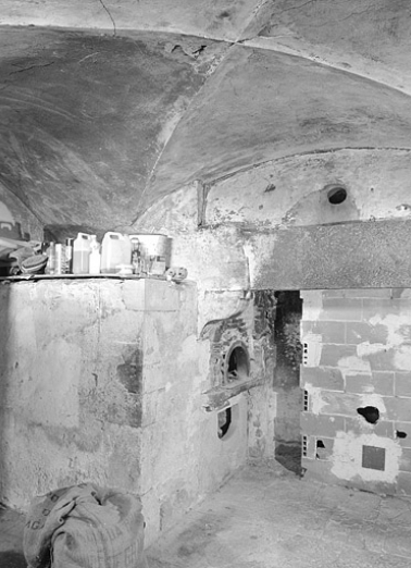 Ancienne cuisine voûtée avec cheminée et four au rez-de-chaussée. © Région Bourgogne-Franche-Comté, Inventaire du patrimoine