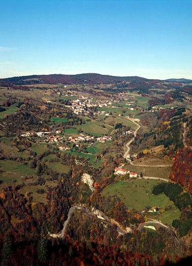 Le village de Septmoncel et le hameau de Montépile depuis le belvédère de la Cernaise. © Région Bourgogne-Franche-Comté, Inventaire du patrimoine