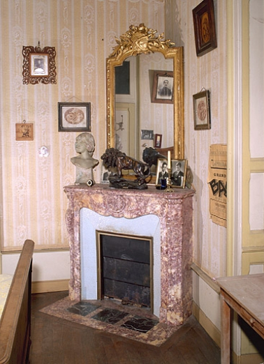 Cheminée de la chambre à coucher ouest. Modèle n° 54, en brocatelle violette. © Région Bourgogne-Franche-Comté, Inventaire du patrimoine