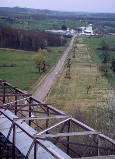 Le transporteur par câbles et la plâtrière depuis la carrière. © Région Bourgogne-Franche-Comté, Inventaire du patrimoine