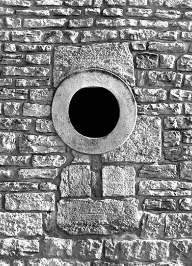 Oculus. Cette ouverture a succédé à une baie fromagère verticale. © Région Bourgogne-Franche-Comté, Inventaire du patrimoine