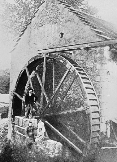Le moulin de Vaux avec sa roue en bois. © Région Bourgogne-Franche-Comté, Inventaire du patrimoine