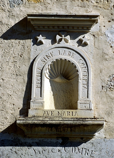 Façade du logement. Niche surmontant le linteau de la porte d'entrée. © Région Bourgogne-Franche-Comté, Inventaire du patrimoine