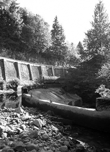 Bassin de retenue (à sec) et barrage. © Région Bourgogne-Franche-Comté, Inventaire du patrimoine