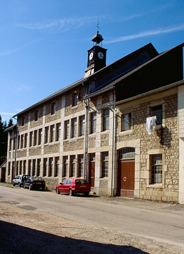 Façade de l'atelier de fabrication de trois quarts droit. © Région Bourgogne-Franche-Comté, Inventaire du patrimoine Façade de l'atelier de fabrication de trois quarts droit. © Région Bourgogne-Franche-Comté, Inventaire du patrimoine