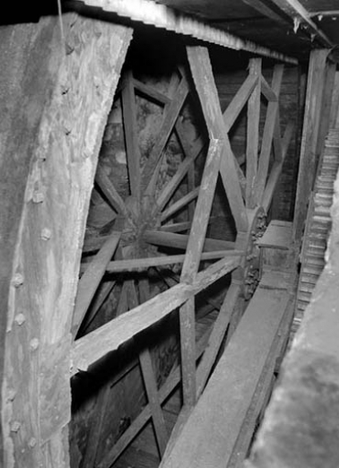 Détail de la charpente de la roue hydraulique. © Région Bourgogne-Franche-Comté, Inventaire du patrimoine